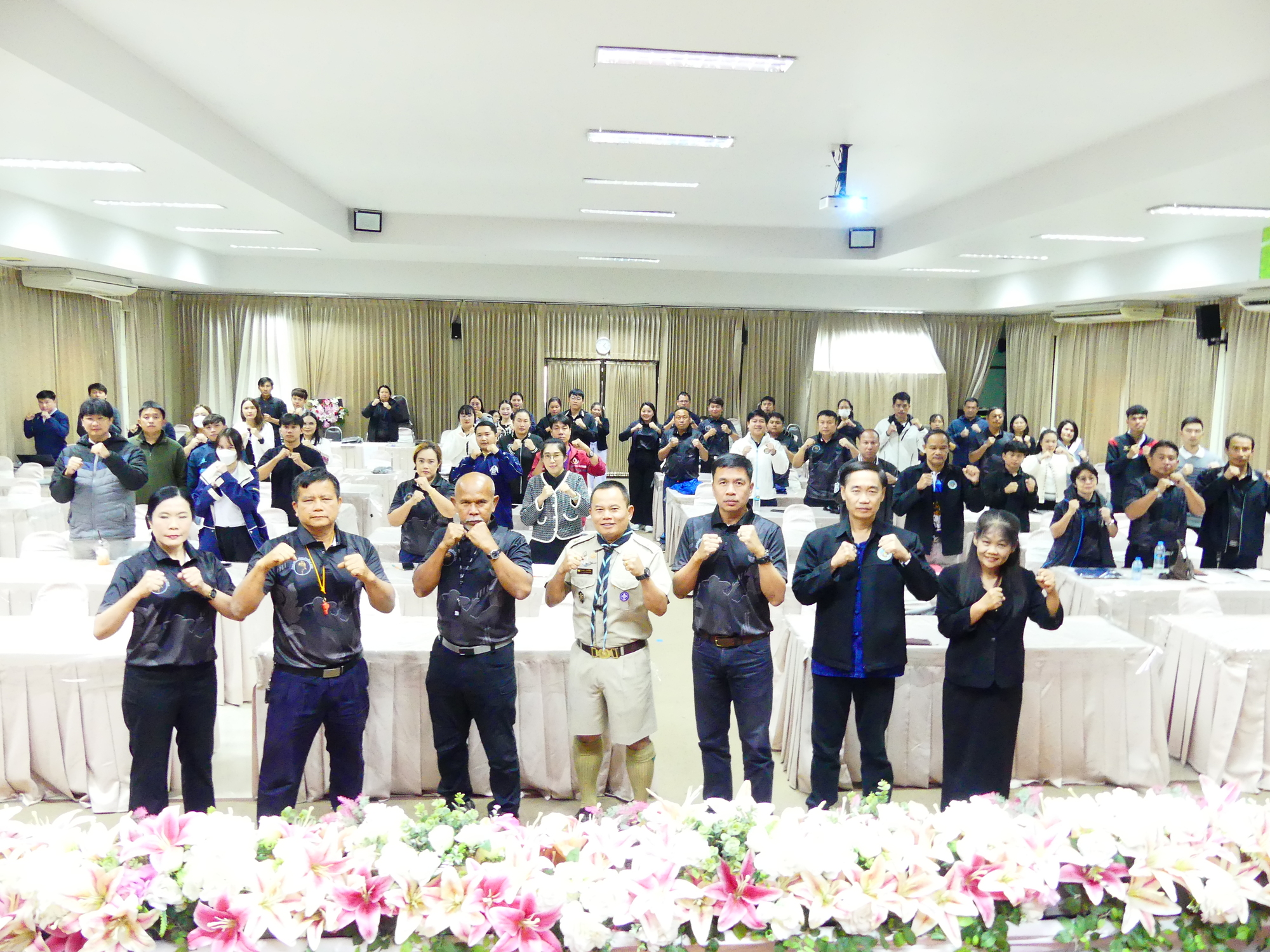 นายสมพงษ์ แสนสำโรง รองผู้อำนวยการสำนักงานเขตพื้นที่การศึกษาประถมศึกษาเชียงใหม่ เขต 4 เป็นประธานการประชุมคณะครูผู้ควบคุมการแสดง “คีตะมวยไทย 83 มิติ”