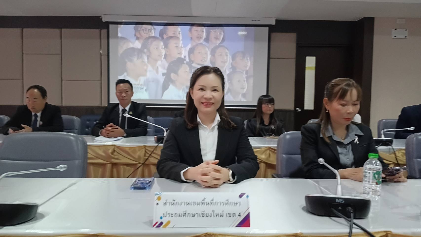 ดร.ธนพินท์ พวงทอง รอง ผอ.สพป.เชียงใหม่ เขต 4 พร้อมด้วย นายลีน จันทะนะ ผอ.โรงเรียนบ้านสามหลัง เข้าร่วมแสดงพลัง “HERO OF THE TRUTH : ร่วมหยุดคอร์รัปชันและเป็นฮีโร่แห่งความจริง ขับเคลื่อนสังคมไทยสู่อนาคตโปร่งใสและยั่งยืน เคียงข้างสังคมโลก