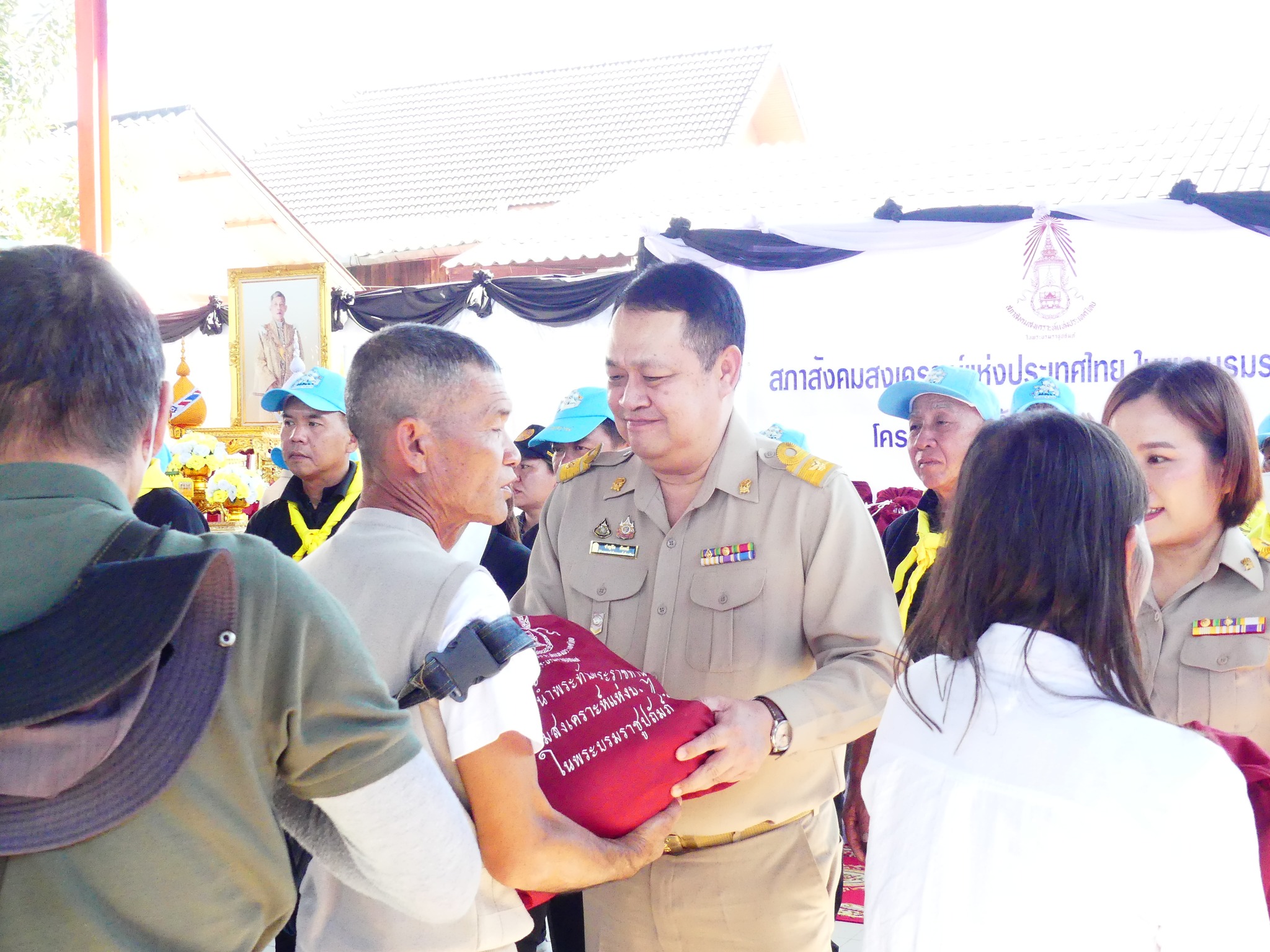 ผอ.สพป.เชียงใหม่ เขต 4 เข้าร่วมพิธีมอบสิ่งของตามโครงการ "น้ำพระทัยพระราชทาน" และโครงการ "หนึ่งใจ...ช่วยเหลือผู้ประสบภัย"