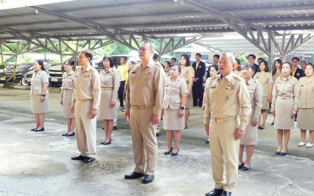 ดร.ชาญชิต ทัพหมี ผู้อำนวยการ สพป.เชียงใหม่ เขต 4 นำคณะข้าราชการครูและบุคลากรทางการศึกษา สพป.เชียงใหม่ เขต 4 ดำเนินกิจกรรมเข้าแถวเคารพธงชาติ